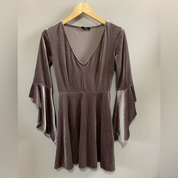 Studio Y Dresses & Skirts - Studio Y Boutique Velvet Bell Sleeve Dress V-Neck Fit & Flare Mini Dress Boho